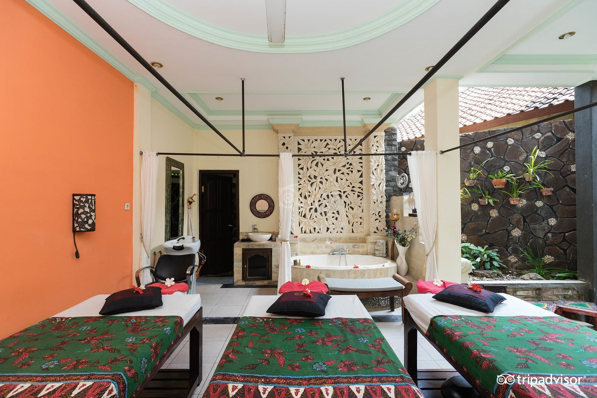 Garden Spa with tropical surroundings